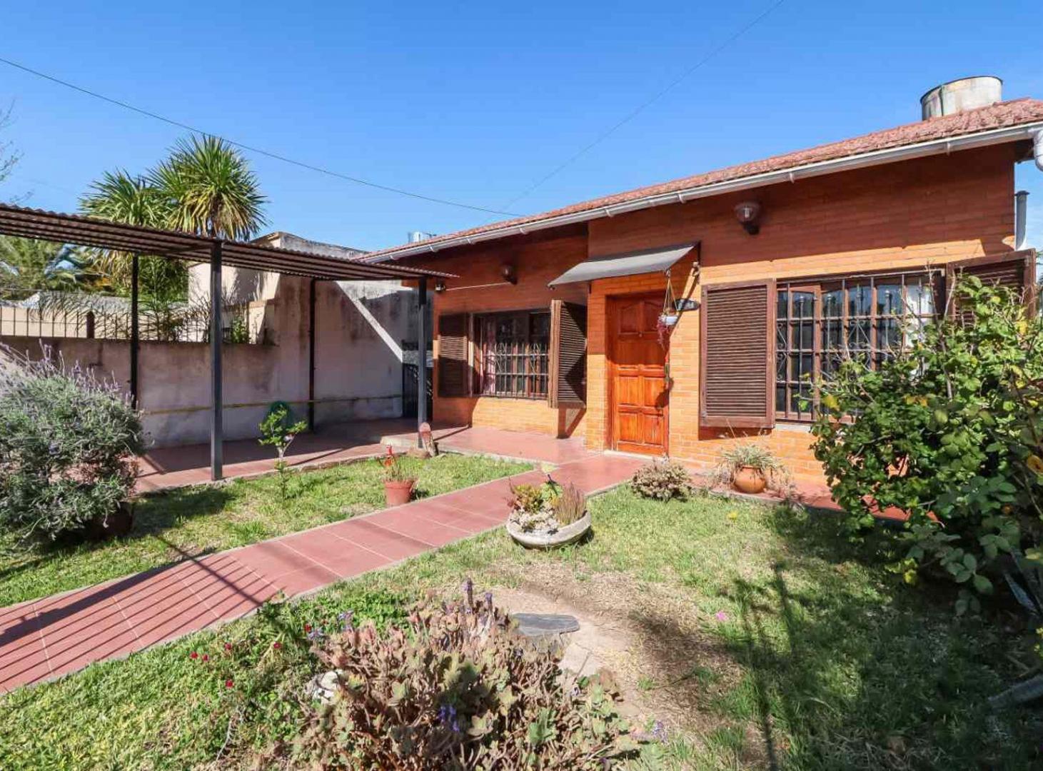 Foto de VENTA CASA TEMPERLEY 5 AMBIENTES JARDÍN COCHERA, imagen 2