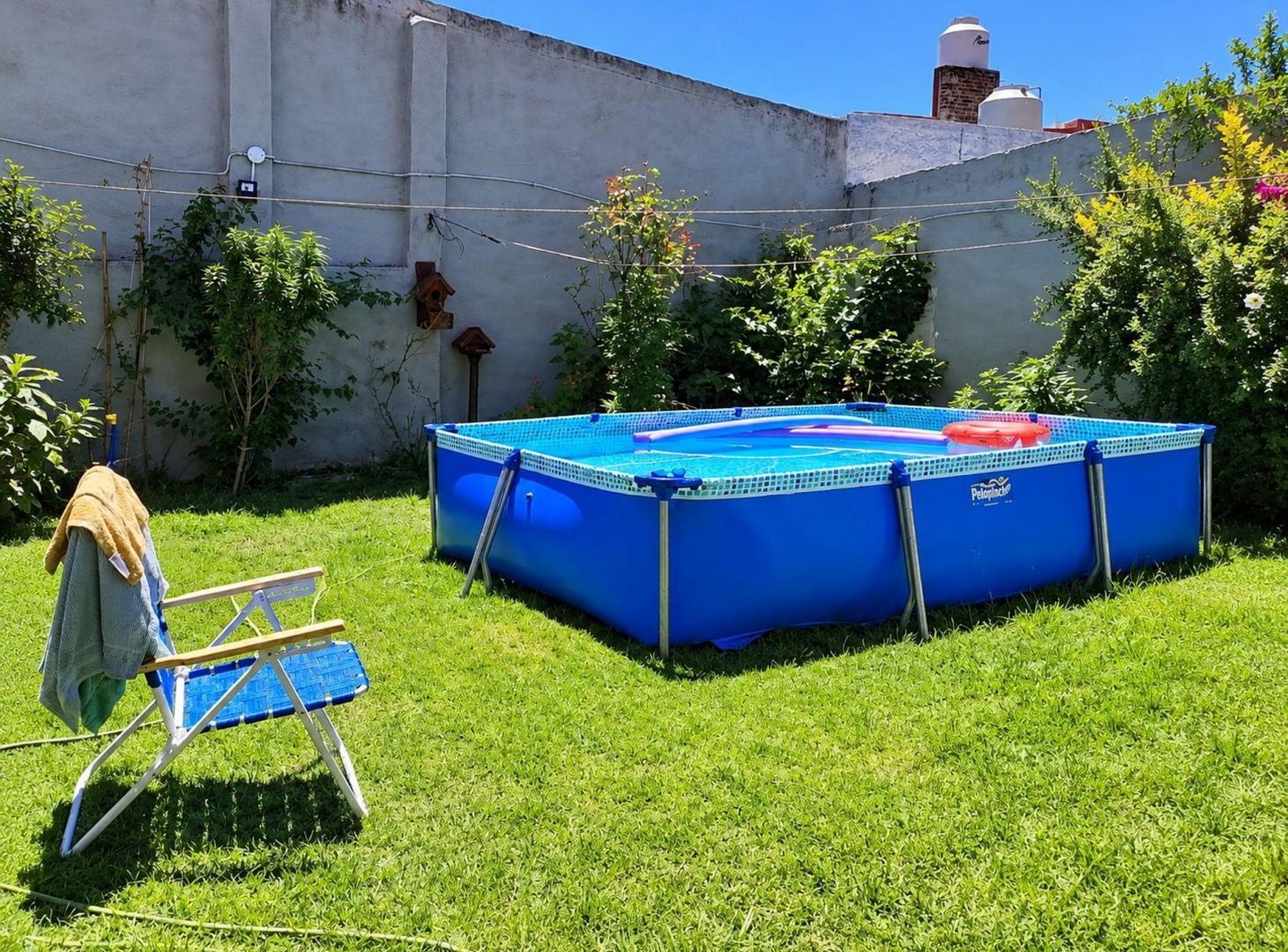 Foto de Casa 4 ambientes con jardín en Lomas del Mirador, imagen 2
