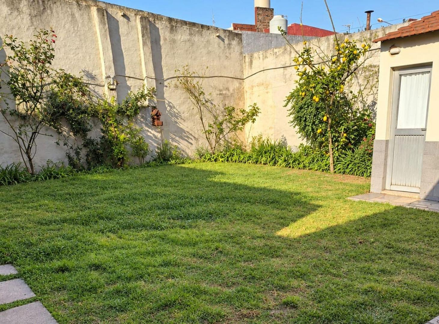 Foto de Casa 4 ambientes con jardín en Lomas del Mirador, imagen 3