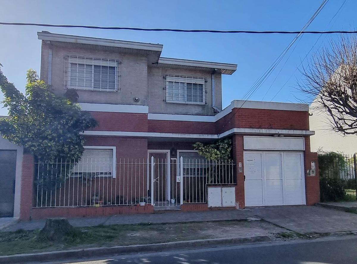 Casa al frente, Laprida a 2 cuadras Calchaqui