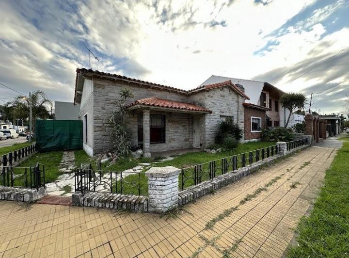 Chalet sobre 2 lotes a modernizar 3