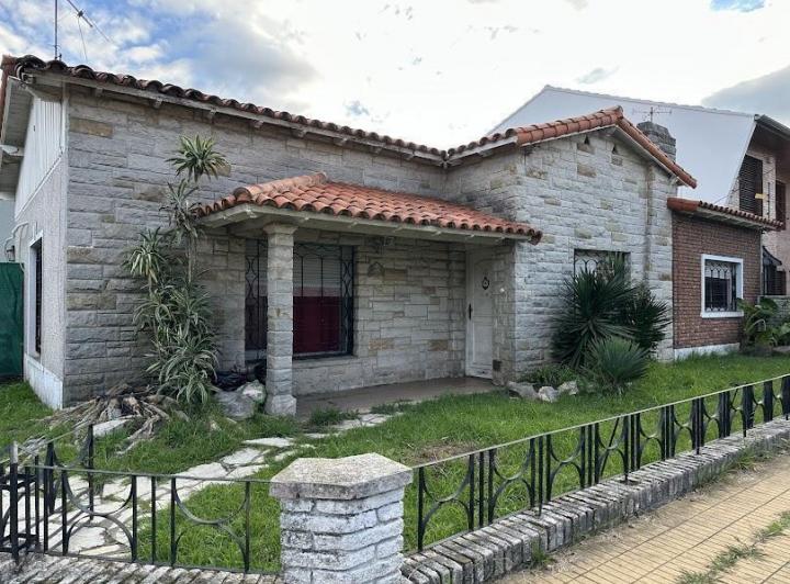 Chalet sobre 2 lotes a modernizar 1