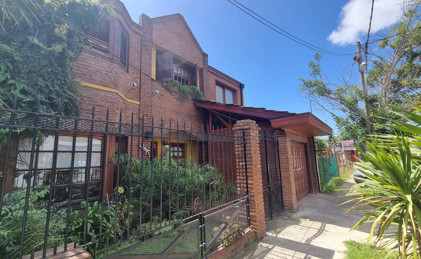 Foto de Chalet de 4 dormitorios en Barrio Parque Calchaqui, imagen 2