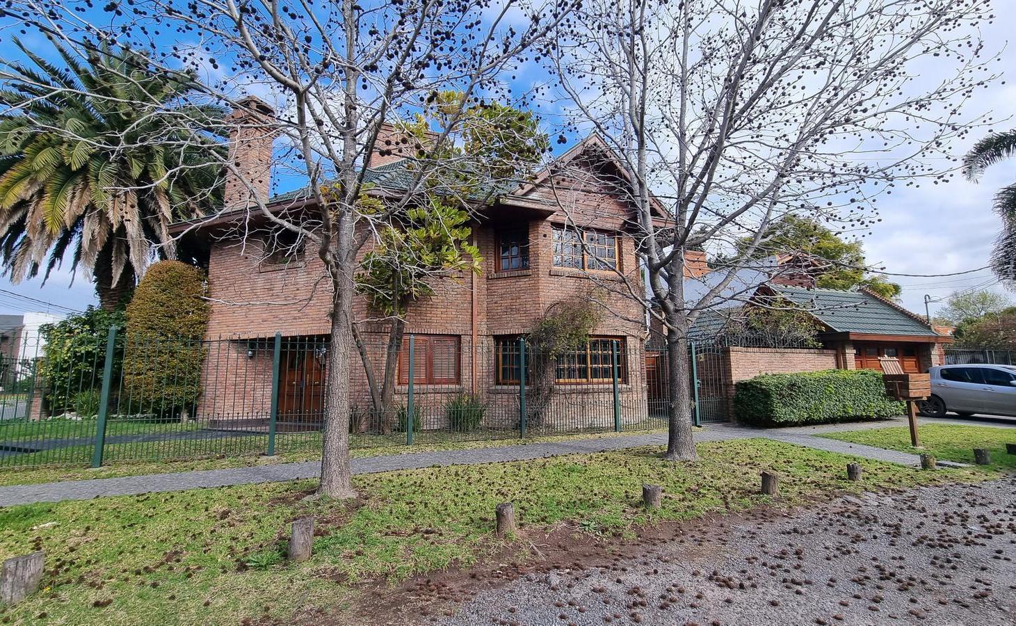 Importante chalet en Barrio Parque Calchaqui