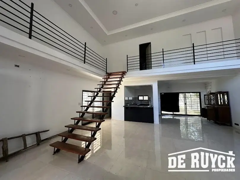 Casaquinta / casa sobre 2 lotes en El Peligro, a pasos Ruta 2 1