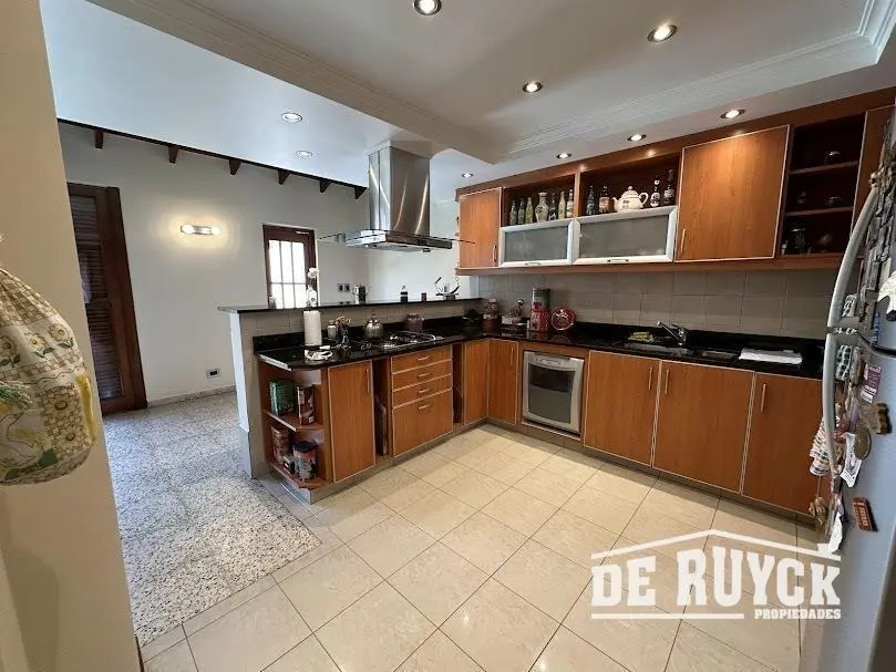 Chalet con verde, pileta y quincho 4