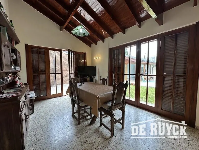 Chalet con verde, pileta y quincho 8