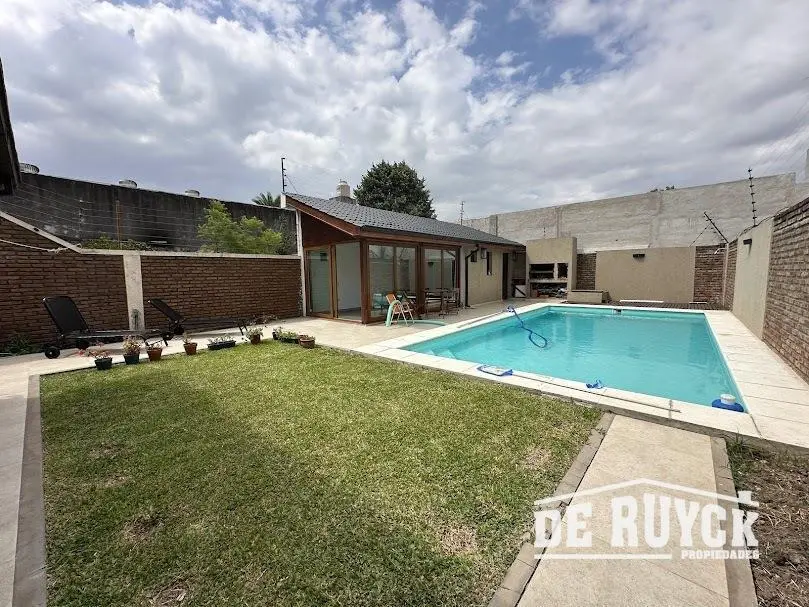 Chalet con verde, pileta y quincho 2