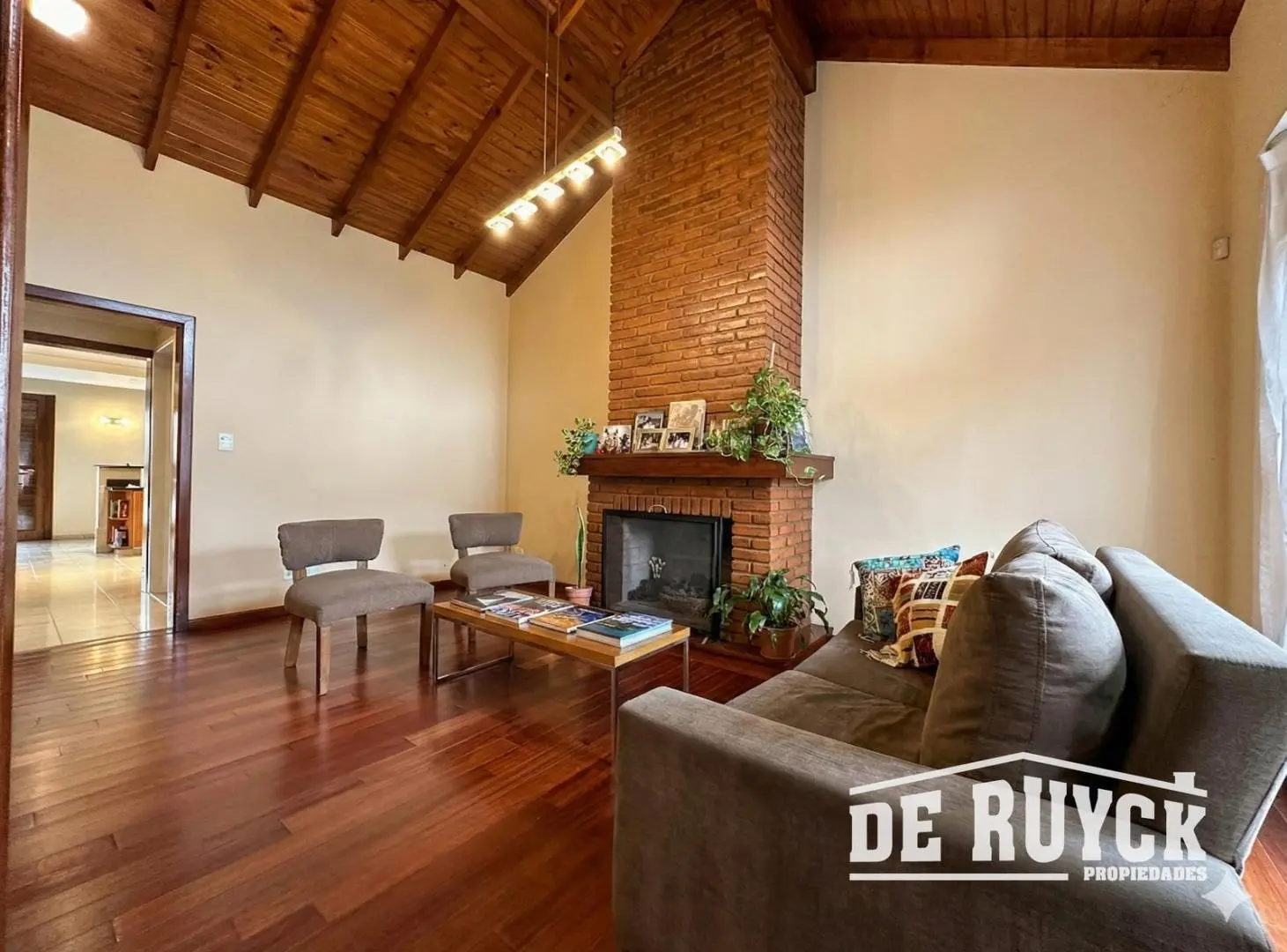 Chalet con verde, pileta y quincho 3