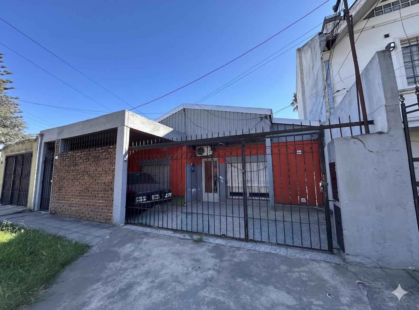 Foto de Casa para 2 familias o inversor, Barrio Parque Calchaquí, imagen 1
