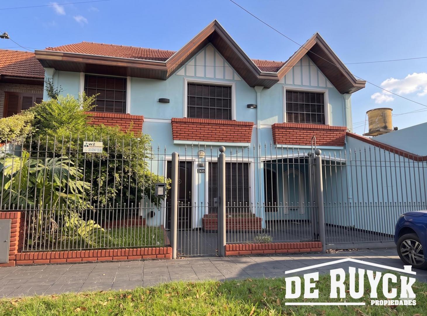 Chalet en Barrio Los Cooperarios, 4 ambientes con quincho