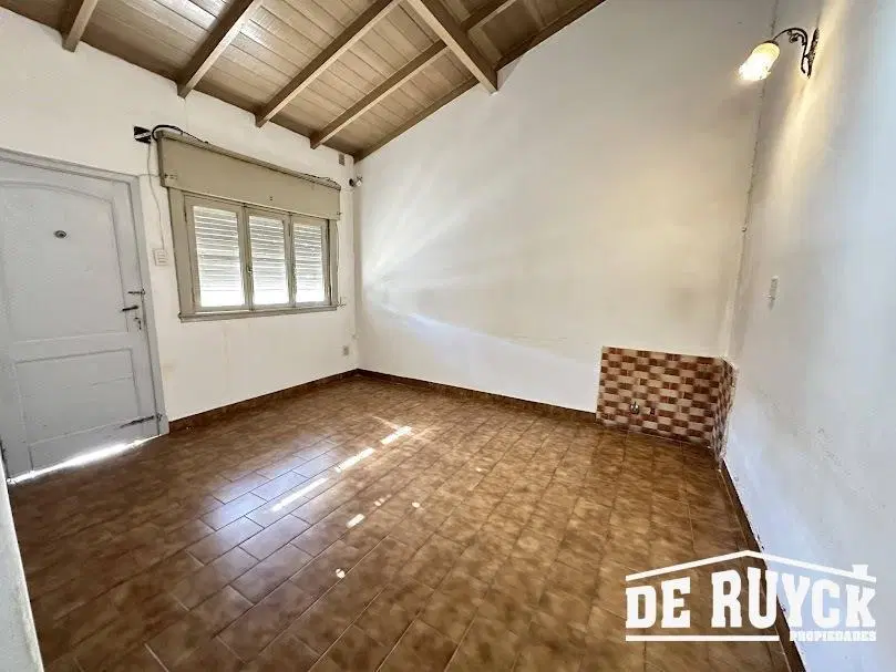 Casa en Ezpeleta Este, próxima Avenida Mitre. amplio lote, apta credito 3