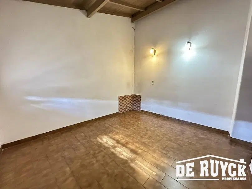 Casa en Ezpeleta Este, próxima Avenida Mitre. amplio lote, apta credito 4