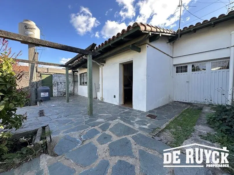 Casa en Ezpeleta Este, próxima Avenida Mitre. amplio lote, apta credito 3