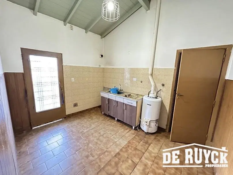 Casa en Ezpeleta Este, próxima Avenida Mitre. amplio lote, apta credito 2