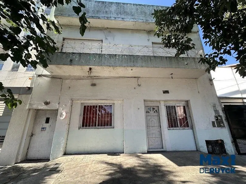 Block comercial en venta, Urquiza 1054. Local + deptos + verde 3