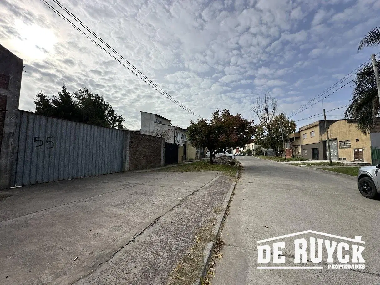 Terreno ideal galpón o depósito, a pasos de Camino Belgrano, Mosconi y Monteverde. 5