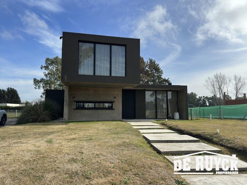 Casa 4 ambientes, moderna y amueblada en Area 60
