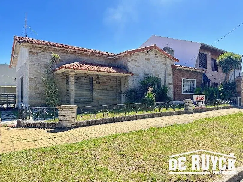 Chalet sobre 2 lotes a modernizar 1
