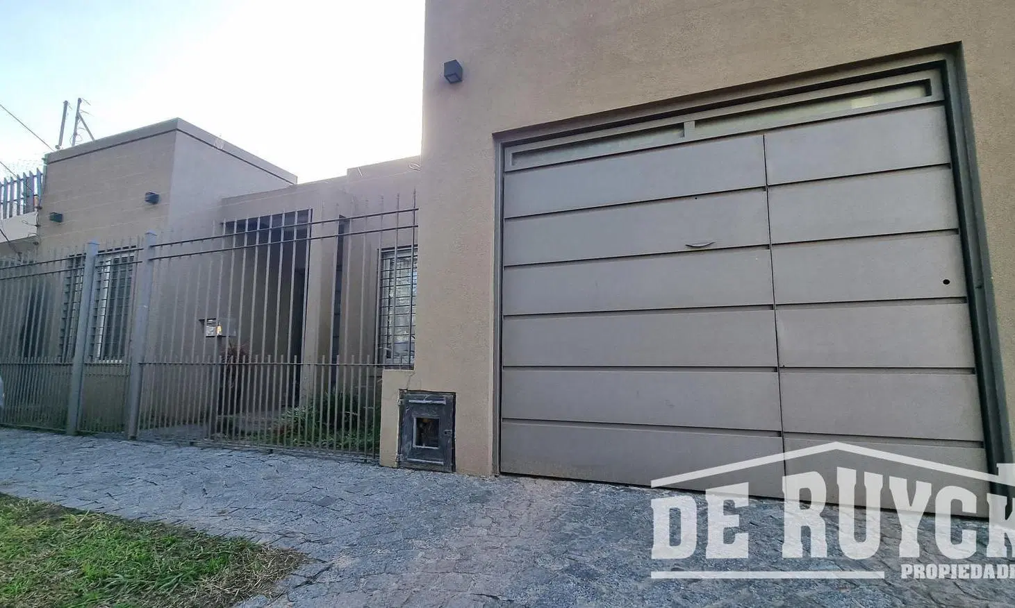 Casa en venta, moderna, Barrio Parque Calchaqui 5