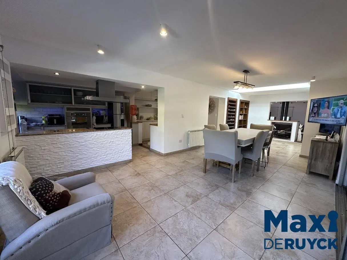 Casa 4 ambientes con pileta y hermoso quincho, impecable 4