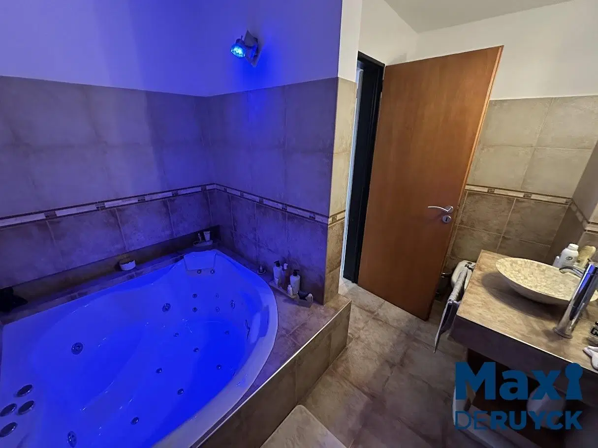 Casa 4 ambientes con pileta y hermoso quincho, impecable 8