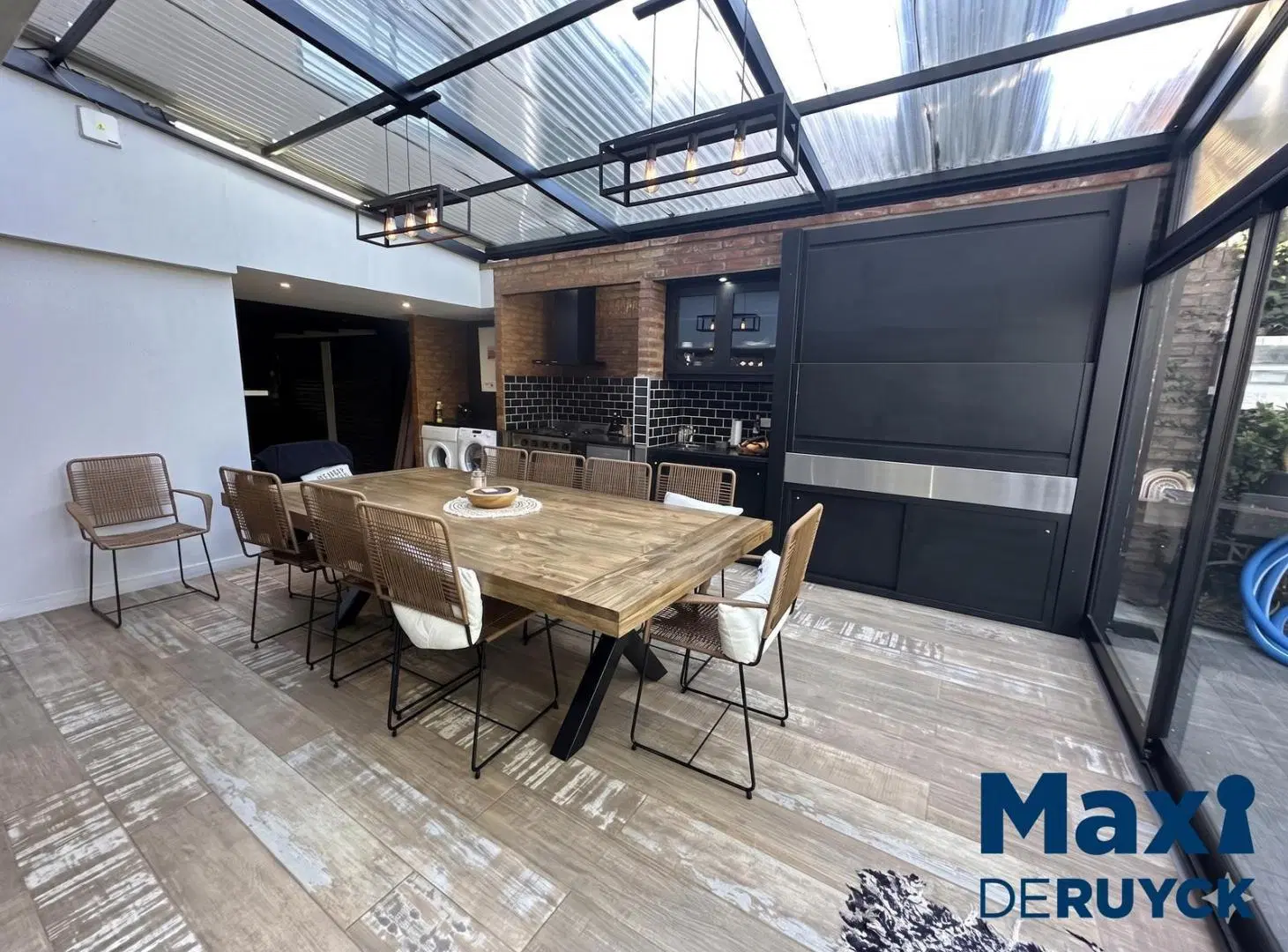 Casa 4 ambientes con pileta y hermoso quincho, impecable 3