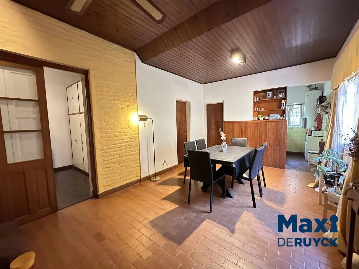 Casa con local, terreno con muy buena ubicación 1