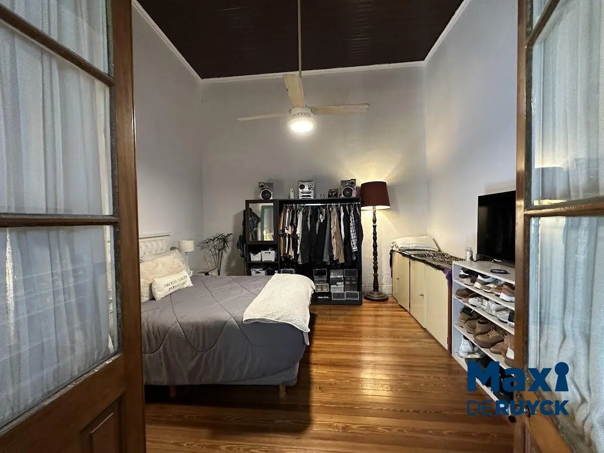 Casa con local, terreno con muy buena ubicación 2