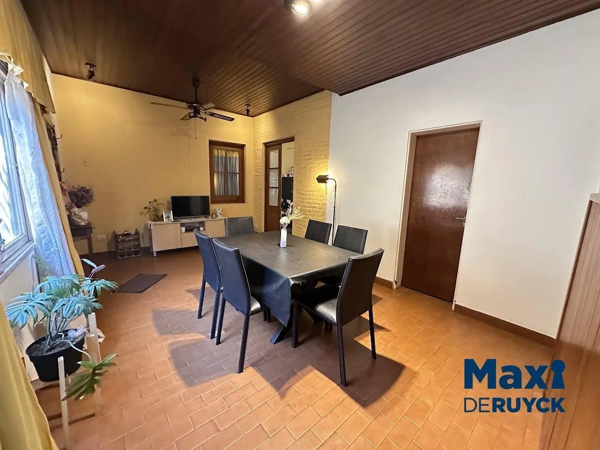 Casa con local, terreno con muy buena ubicación 3