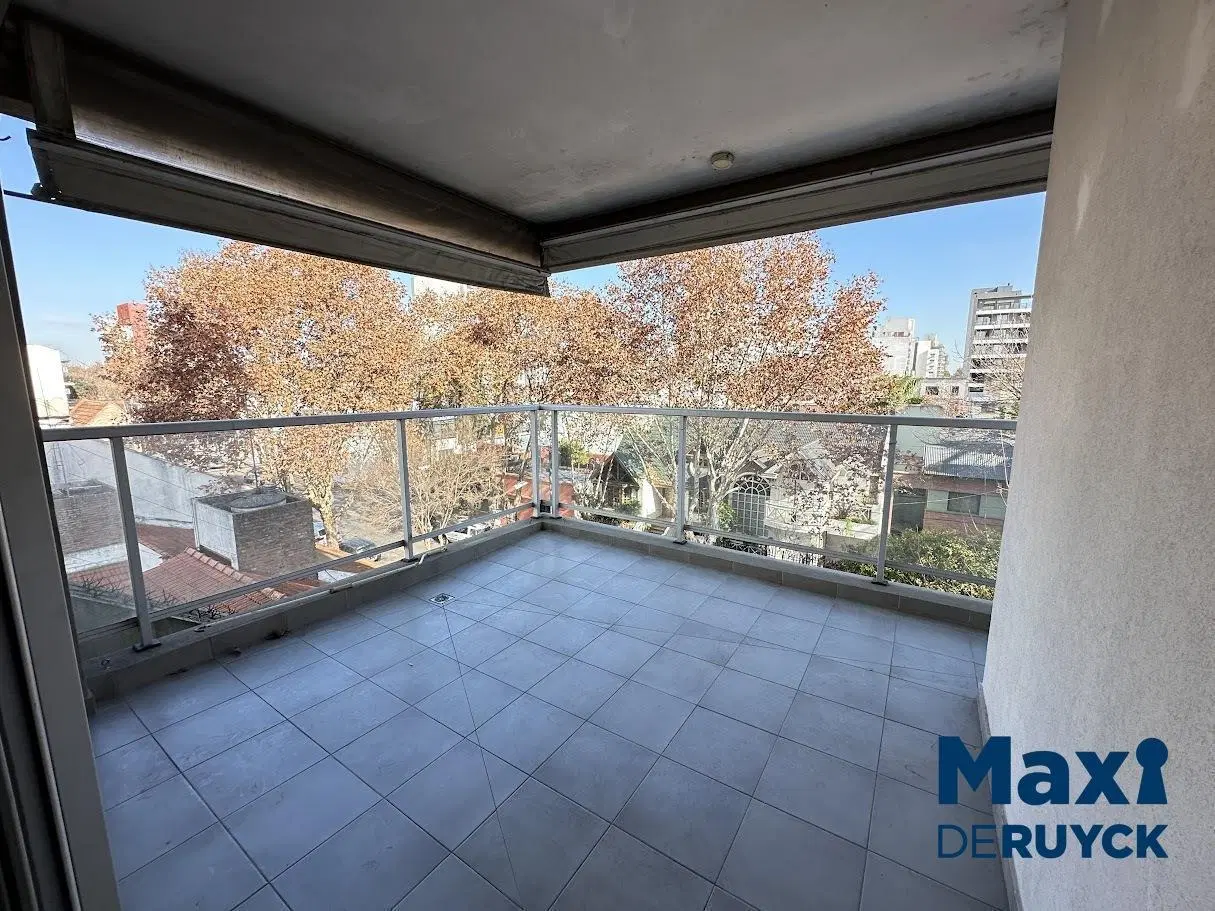 3 ambientes con 2 cocheras y amplio balcón, a pasos de Brandsen 8