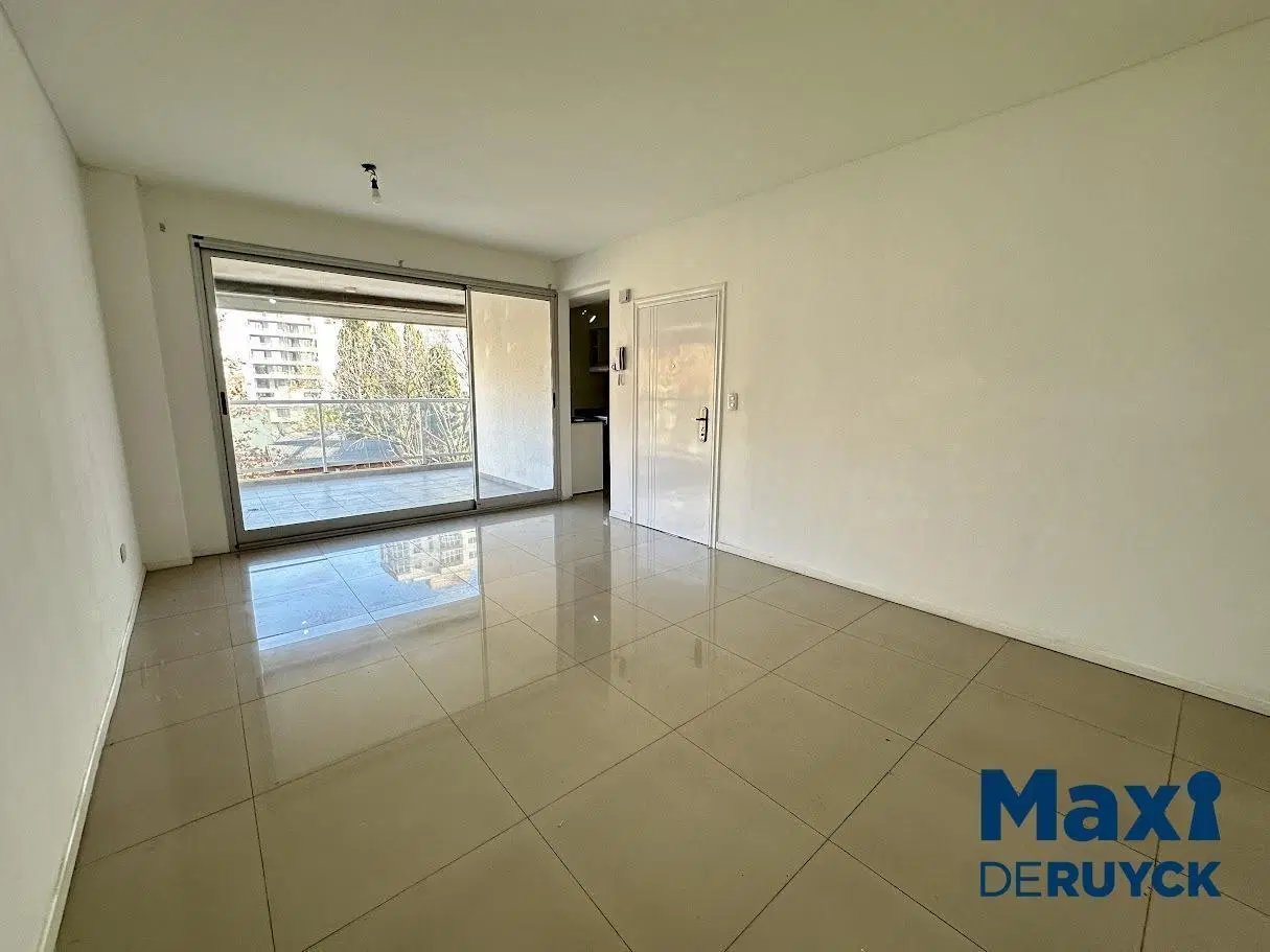 3 ambientes con 2 cocheras y amplio balcón, a pasos de Brandsen 3