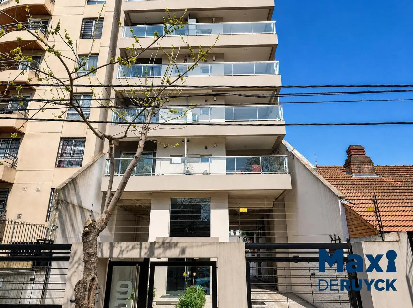 3 ambientes con 2 cocheras y amplio balcón, a pasos de Brandsen 4