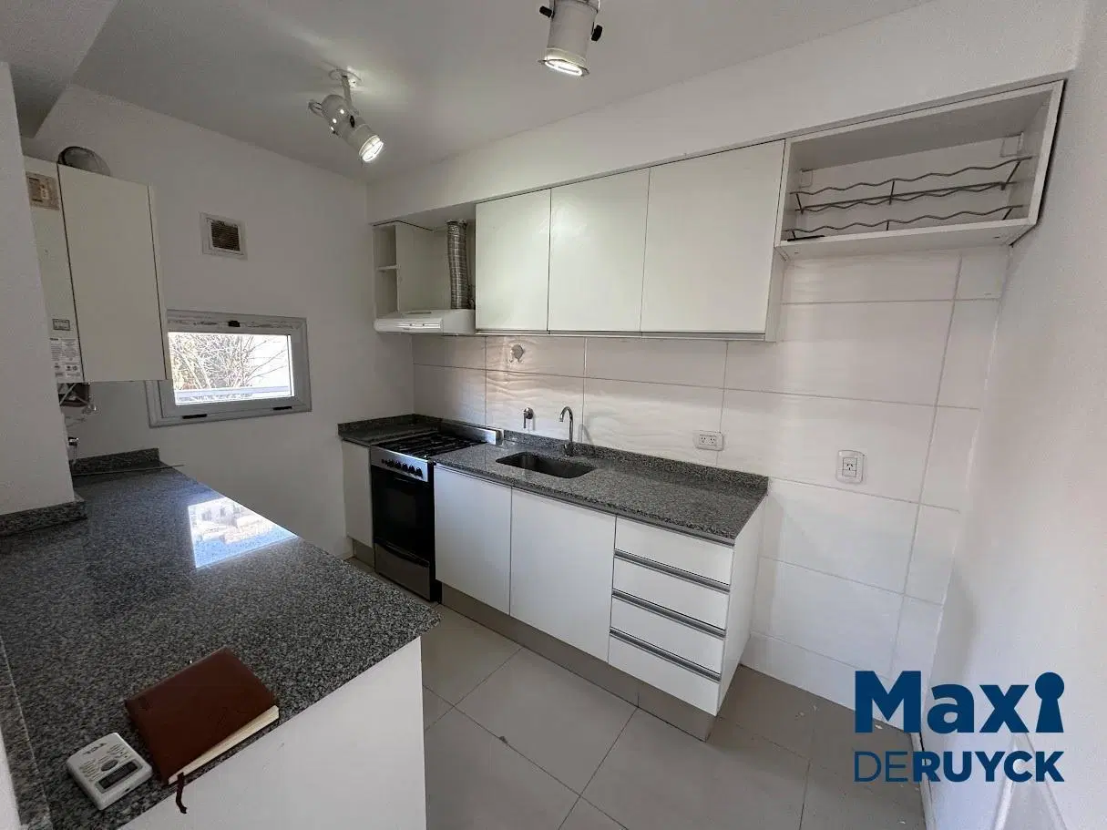 3 ambientes con 2 cocheras y amplio balcón, a pasos de Brandsen 2