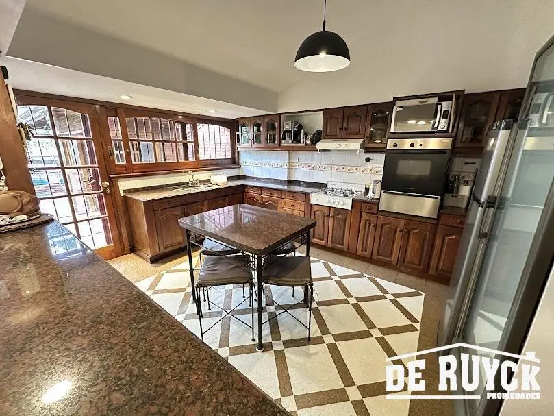 Chalet con verde y pileta, sobre 2 lotes, Barrio Parque Calchaqui 8