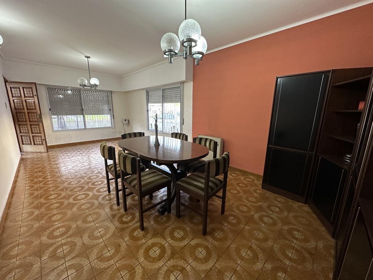 Foto de Casa 4 ambientes con verde y quincho, imagen 2