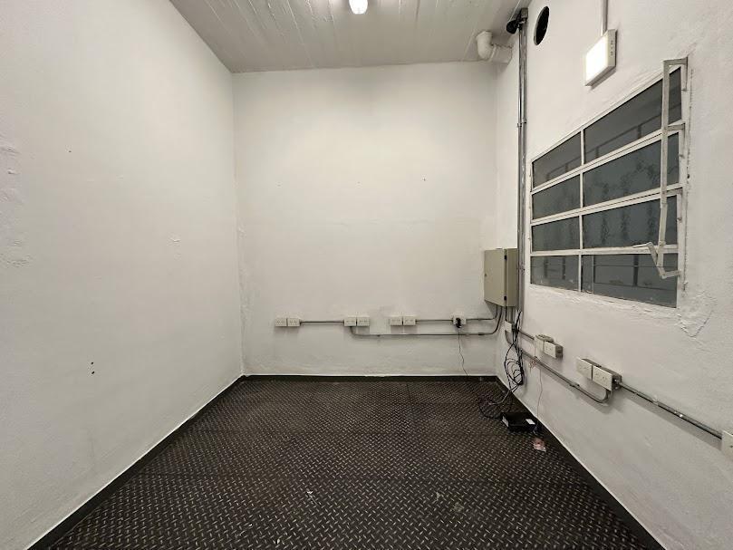 Foto de Galpón moderno, ideal deposito, a pasos Andres Baranda, imagen 2