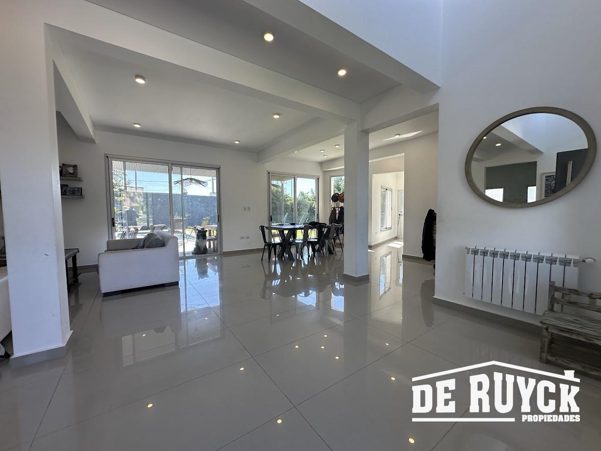 Foto de Casa 4 ambientes sobre amplio lote, imagen 2
