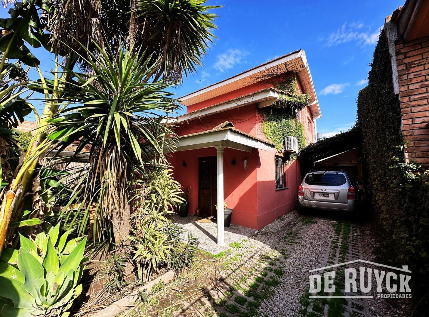 Foto de Casa 4 ambientes en Quilmes Oeste, con verde, pileta, y departamento., imagen 2