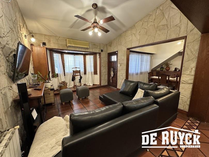 Foto de Chalet 4 ambientes con verde y pileta a pasos Avenida Calchaqui, imagen 3