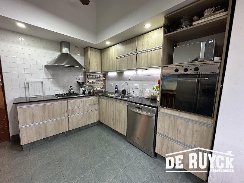Foto de Chalet 4 ambientes con verde y pileta a pasos Avenida Calchaqui, imagen 5