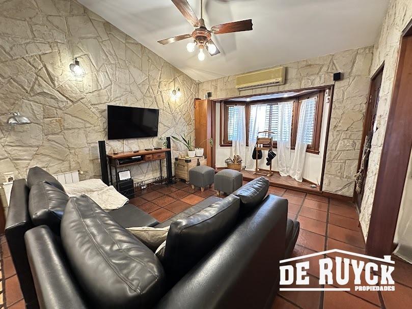 Foto de Chalet 4 ambientes con verde y pileta a pasos Avenida Calchaqui, imagen 2