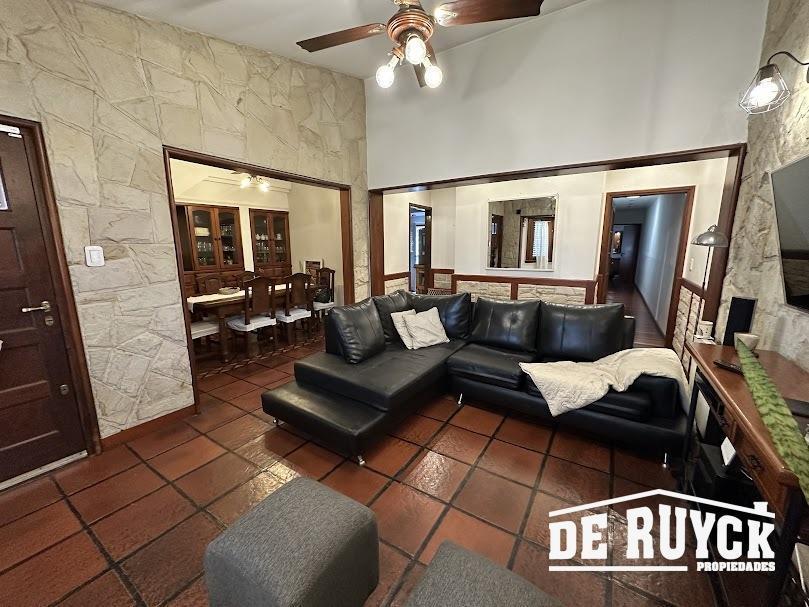 Foto de Chalet 4 ambientes con verde y pileta a pasos Avenida Calchaqui, imagen 4