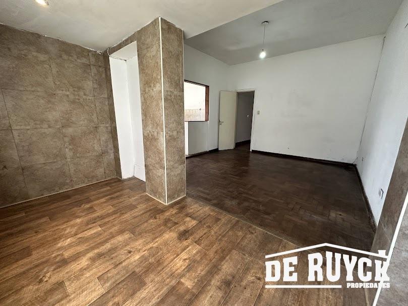 Foto de Casa con lote de 10x40 Quilmes Oeste, imagen 1