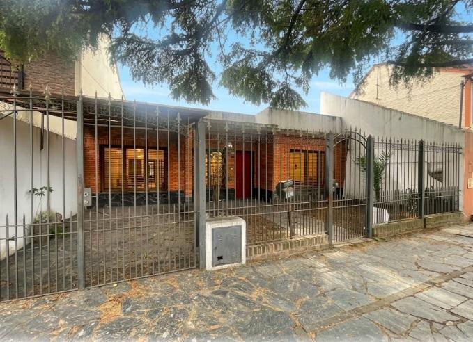 Foto de Casa con verde en Barrio Parque Calchaquí, imagen 1