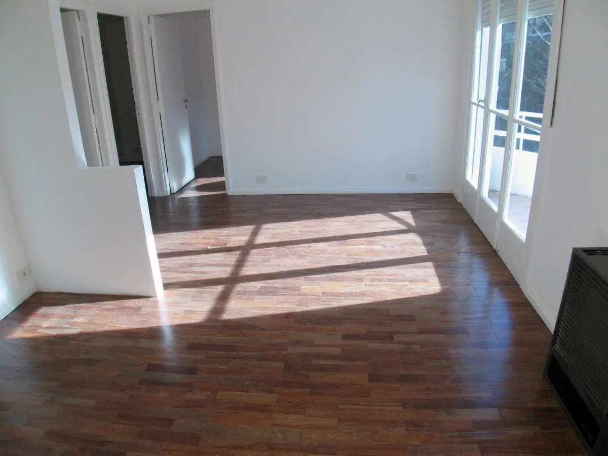 3 Ambientes por Escalera | 49 m2 | Frente | Balcón | Muy Luminoso. 2
