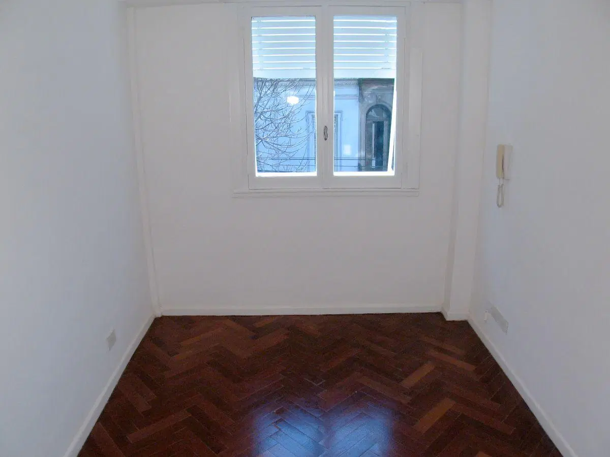 3 Ambientes por Escalera | 49 m2 | Frente | Balcón | Muy Luminoso. 3