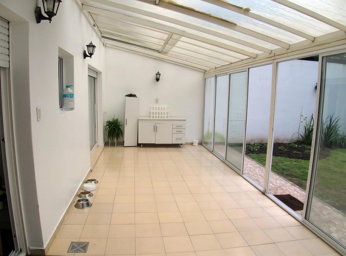 Foto de Venta 3 ambientes con Dependencia de servicio | Patio | Quincho y, imagen 2