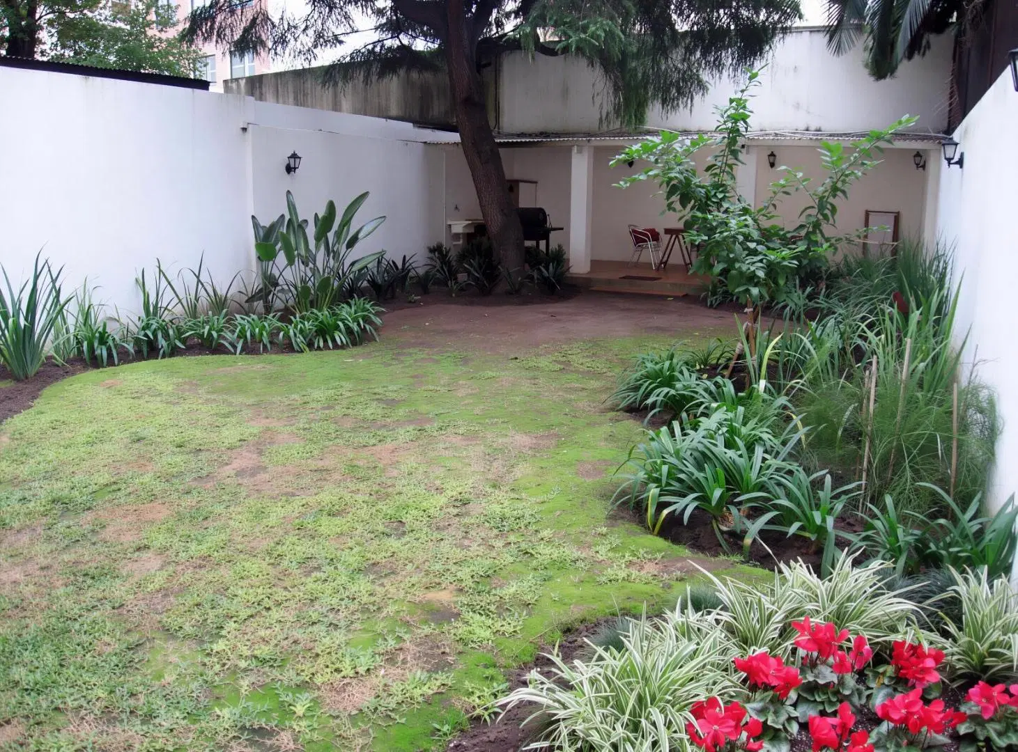 Venta 3 ambientes con Dependencia de servicio | Patio | Quincho y cochera fija cubierta 2