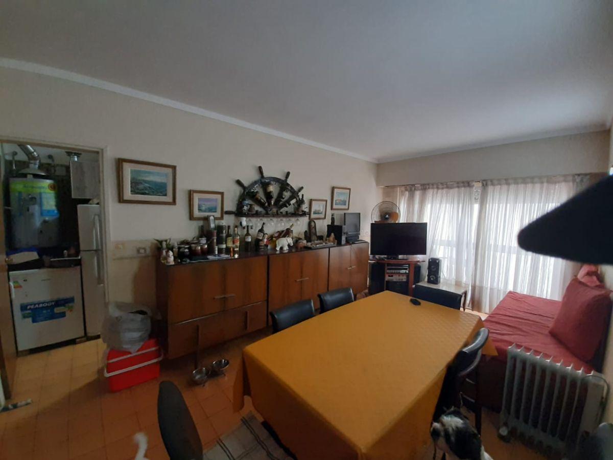 Excelente departamento de dos ambientes se vende zona La Perla a metros del mar